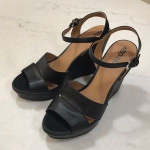 abound wedges